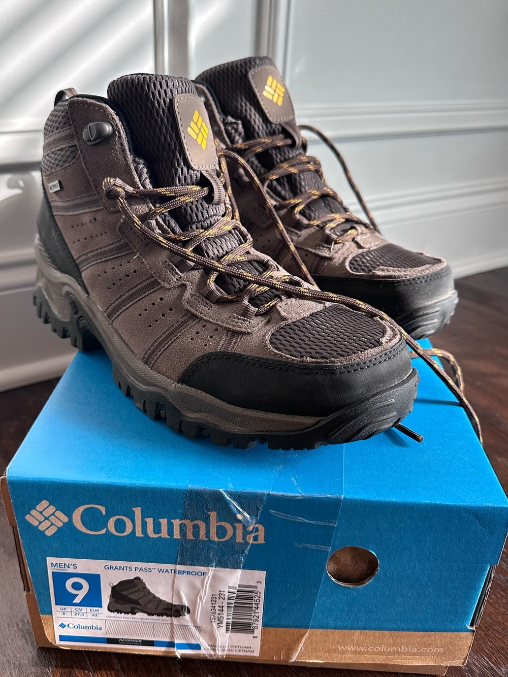 Columbia Grants Pass Waterproof Hiking Boots, size Men’s 9/Women’s 10